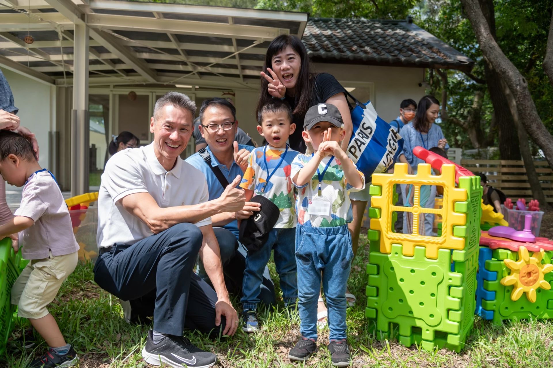 為延攬優秀青年教授、支持教職員工安心育兒，本校高為元校長慨然讓出校園內的東院10號校長宿舍作為幼兒園用地，希望教職員工子女能就近在環境優美、學術氛圍濃厚的校園內快樂學習成長。